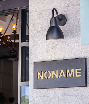 Interior acogedor de Noname Restaurante en el Puerto de Sóller